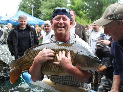 Vítěz jarních závodů Ladislav Krajča se svým úlovkem (Foto: Zlin.cz)