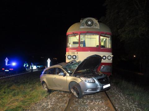 Auto u Kunovic vjelo přímo pod vlak (Foto: www.hzszlk.eu)