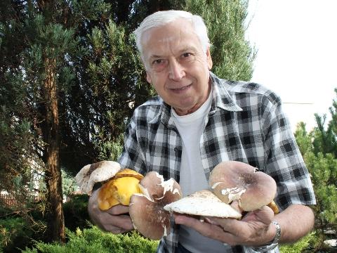 Rudolf Maňas s úlovky (Foto: Zlin.cz)