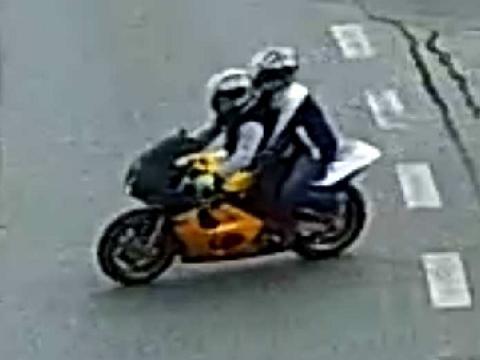 Lupiči odjeli z místa činu na žluté motorce (Foto: Policie ČR)