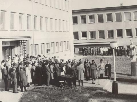 Slavnostní otevření polikliniky v říjnu 1965 (Foto: MěÚ Valašské Klobouky)