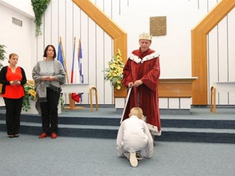 Na čtenáře se pasovalo 92 dětí (Foto: MěÚ Otrokovice)
