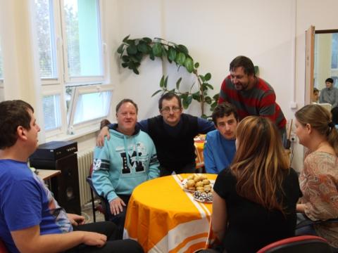 Uživatelé Naděje oslavili nový kabát denního stacionáře (Foto: A. Kousalová)