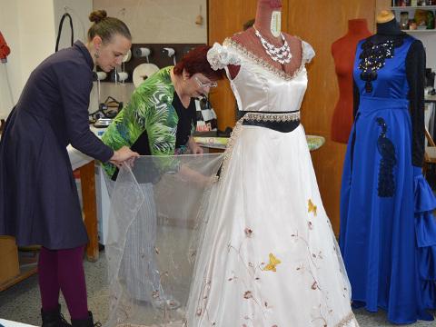 Příprava kostýmů (Foto: Městské divadlo Zlín)