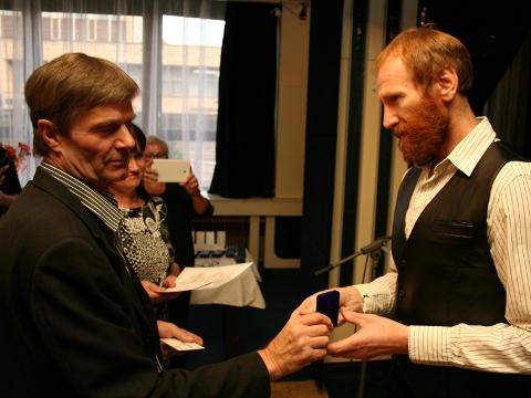 Primář Karel Srovnalík předává Radku Vilímkovi Zlatý kříž (Foto: Jiří Žůrek)