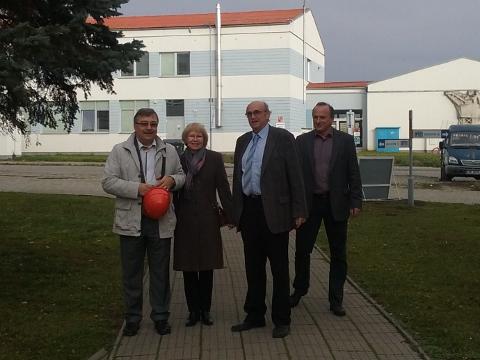 vlevo Alberts Sakranis ve Slováckých strojírnách (Foto: Zlin.cz)