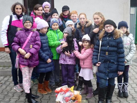 Hranické děti navštívily útulek pro psy (Foto: MÚ Valmez)