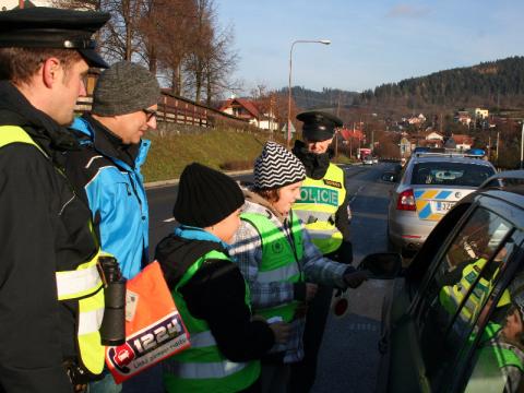 Na řidiče v Lidečku čekali čerti a Mikuláši (Foto: PČR)