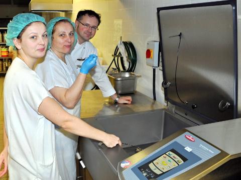Šéfkuchař Jiří Král s personálem kuchyně (Foto: Nemocnice UH)