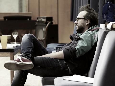 Filip Nuckolls na zkoušce Revizora (Foto: Městské divadlo Zlín)