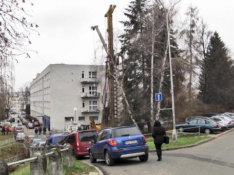 zahájení stavby v parčíku za divadlem (Foto: Zlin.cz)