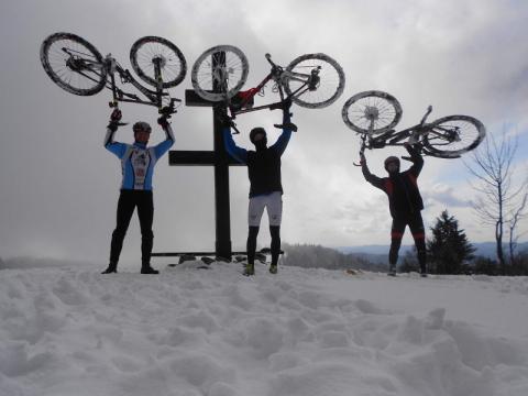 T. Minařík, O. Minařík a M. Hečko na Velkém Javorníku (Foto: VKV Team)