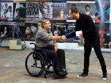 Divadelníci předali výtěžek Stanislavu Náčinovi (Foto: Městské divadlo Zlín)