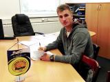 Jakub Jugas při podpisu smlouvy (Foto: FC Fastav Zlín)
