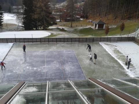 Venkovní kluziště pod hotelem Horal (Foto: Resort Valachy Velké Karlovice)