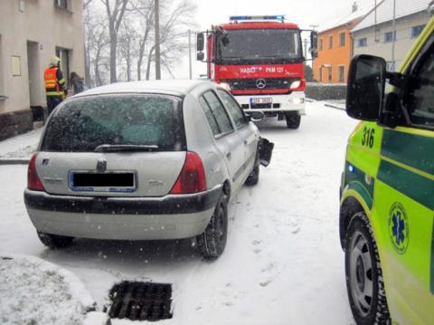 Při nárazu vozidla do domu byla zraněna řidička (Foto: HZSZLK)