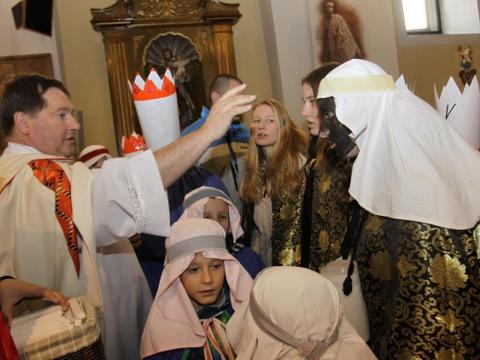 Koledníkům požehnal farář František Král (Foto: MěÚ Vsetín)
