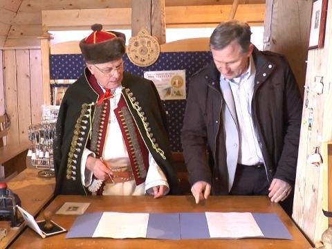 Jiří Čunek při podpisu smlouvy s Drahomírem Strnadelem (Foto: MěÚ Vsetín)