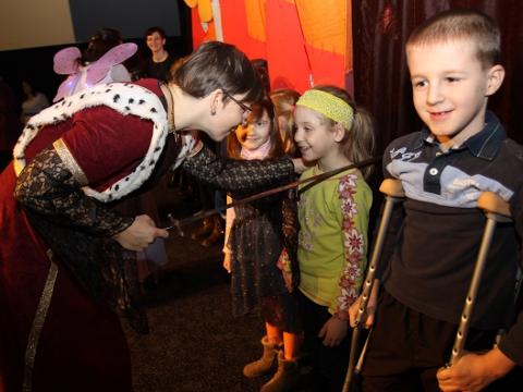 Pasování prvňáčků na rytíře Řádu čtenářského (Foto: Adéla Kousalová)