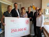 Předání šeku nemocnici (Foto: KNTB)