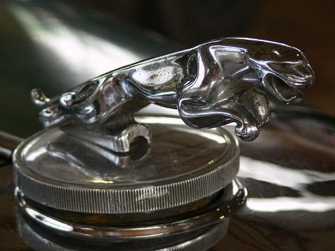 Ilustrační foto - soška vozu Jaguar (Foto: Wikipedia - Denis Katsaros)