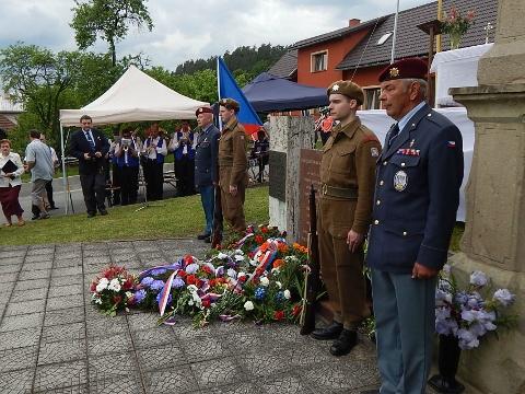 Pietní akt u památníku plukovníka J. Valčíka (Foto: MěÚ Valašské Klobouky)