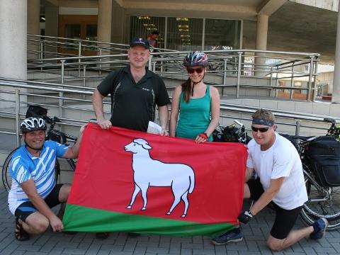 Cyklisté před vsetínskou radnicí (Foto: Jiří Žůrek)