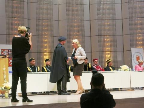 Jednu z cen předávala náměstkyně primátora K. Francová (Foto: MěÚ Zlín)