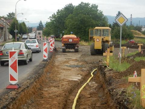 Budování rondelu v ulici 6. května (Foto: MěÚ Holešov)
