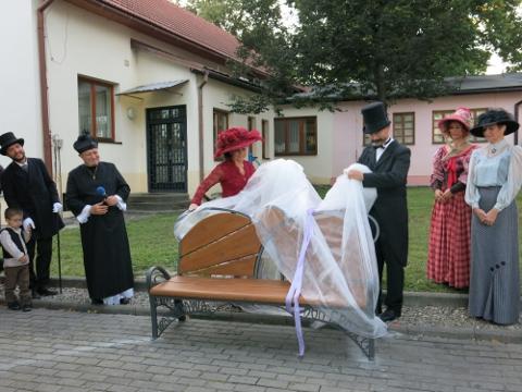 Odhalení lavičky Huberta Gessnera (Foto: MěÚ Valašské Klobouky)