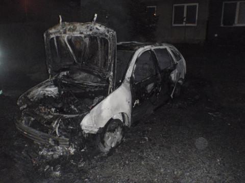 Vyhořelý automobil (Foto: HSZK)
