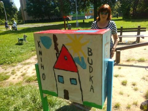 Knihobudka u dětského hřiště na 1. máji. (Foto: MěÚ Rožnov pod Radhoštěm)