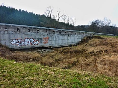 Sesuvem obnažená zeď silnice (Foto: ŘSZK)