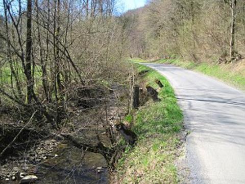 ohrožený úsek silnice III/4874 z Huslenek do Pozděchova (Foto: ŘSZK)