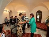 Manželům blahopřeje zastupitelka Irena Brouwerová (Foto: Břetislav Skýpala) Manželům blahopřeje zastupitelka Irena Brouwerová (Foto: Břetislav Skýpala)
