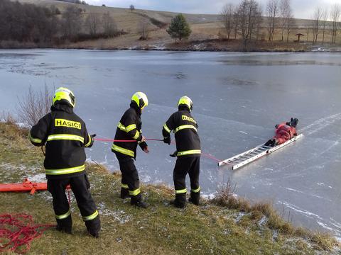Bruslaře zachraňujíi hasiči (foto: HZS ZK)