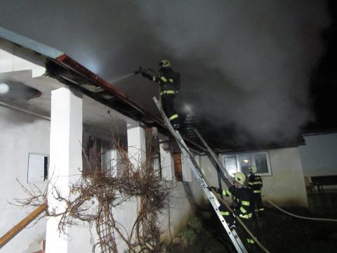 Hořící dům (Foto: HZS ČR)