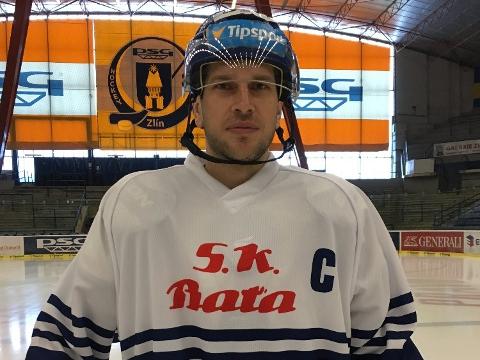 Kapitán týmu Ondřej Veselý v retro dresu (Foto: HC PSG Zlín)