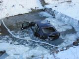 Auto skončilo v potoce (foto: HZSZK)