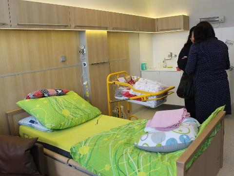 Jeden ze tří pokojů ve 4. patře budovy porodnice (Foto: K. Havlíková)