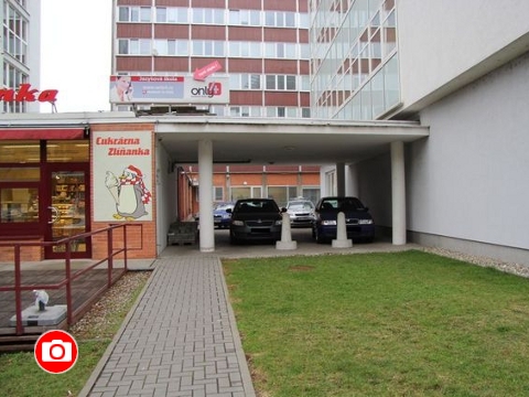 jedno z vozidel bylo vykradeno zde - ulice Zarámí (Foto: Policie ČR)