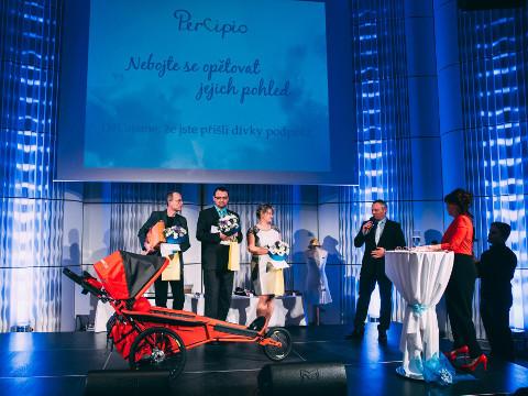 Předávání darů (Foto: Percipio)