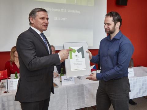 Jiří Čunek předává ocenění mluvčímu Zdeňku Dvořákovi (Foto: MěÚ Zlín)