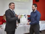 Jiří Čunek předává ocenění mluvčímu Zdeňku Dvořákovi (Foto: MěÚ Zlín)