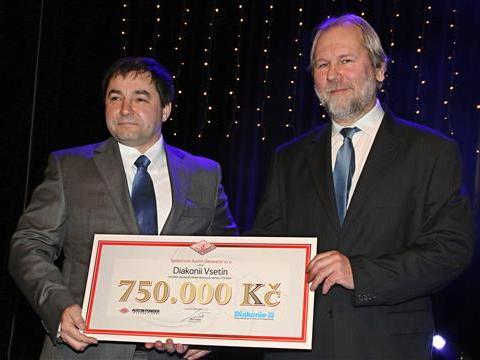 Rekordní sumu věnovala vsetínské Diakonii i místní firma (Foto: MěÚ Vsetín)