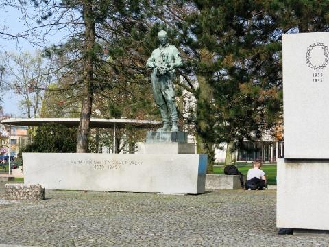 Pomník padlým ve 2. světové válce v parku Komenského (Foto: MěÚ Zlín)