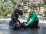 Lubomír Hajný s veterinářem Jakubem Novákem předvádějí resuscitaci psa
