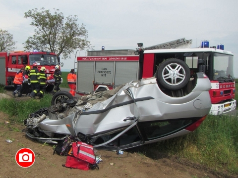 jednoho ze zraněných transportoval vrtulník (Foto: HZS ZK)