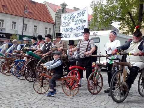 Účastníci akce před jízdou na Masarykově náměstí v Uherském Brodě. Foto: Zlin.cz