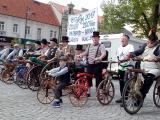 Účastníci akce před jízdou na Masarykově náměstí v Uherském Brodě. Foto: Zlin.cz